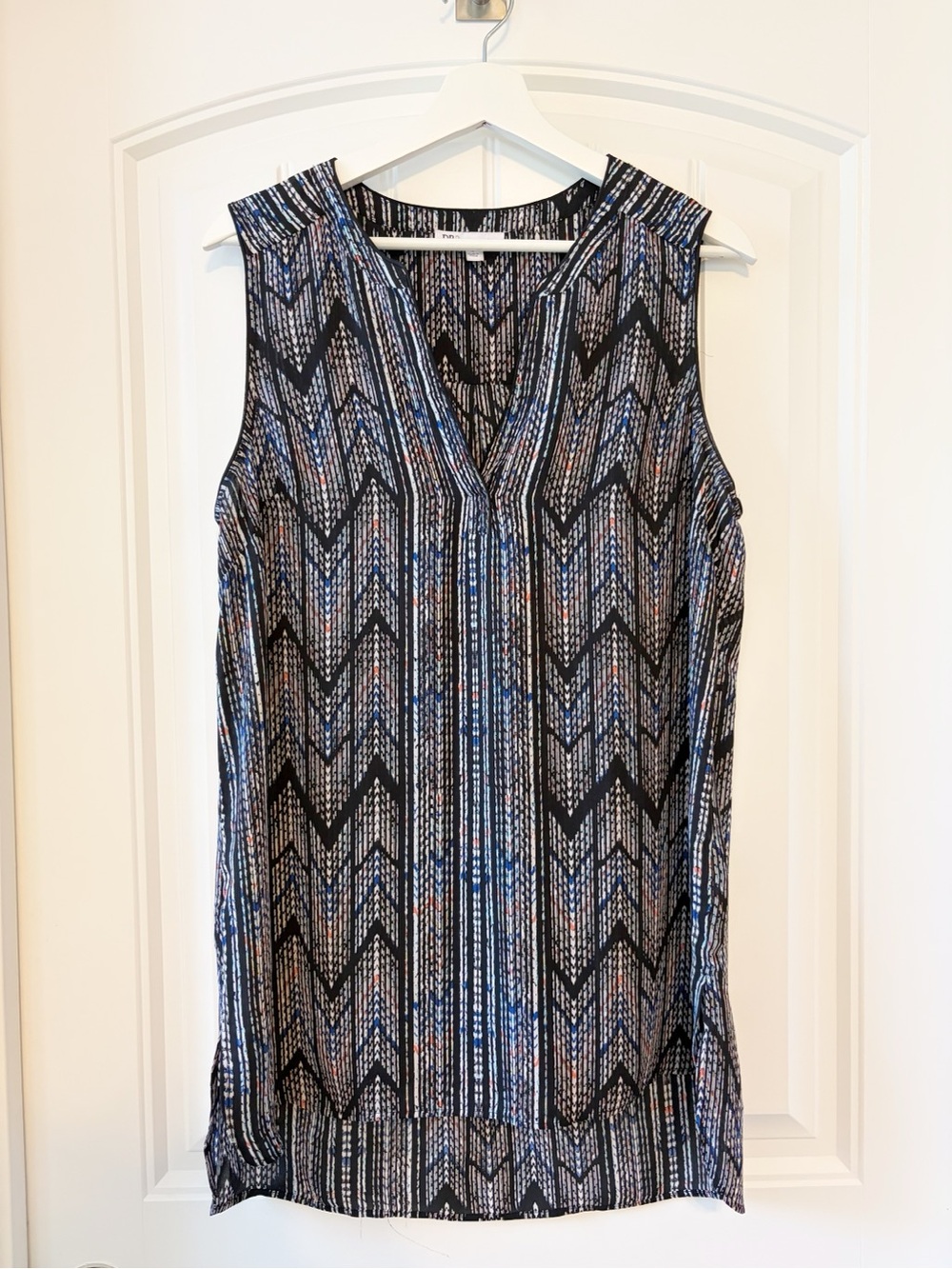 NEW DR2 Sleeveless V-Neck Chevron Print Camisole - Black & Blue